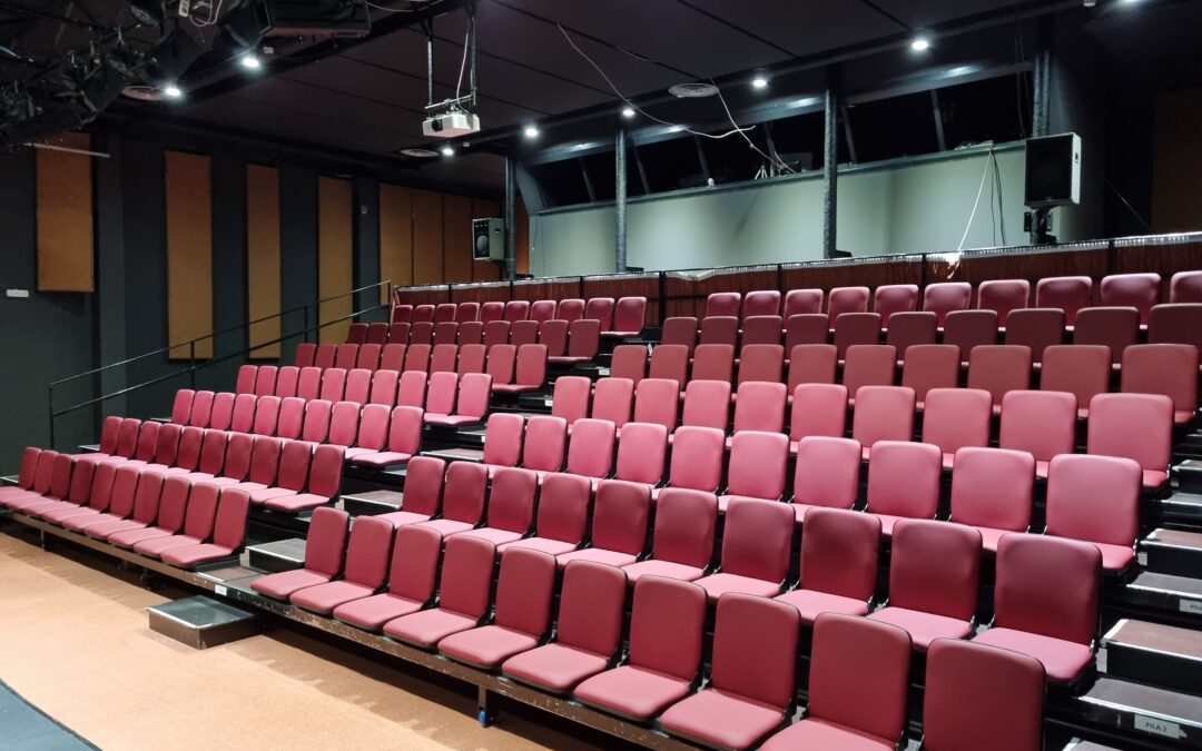 NdP: La Sala Petita de La Passió d’Esparreguera renova les butaques.