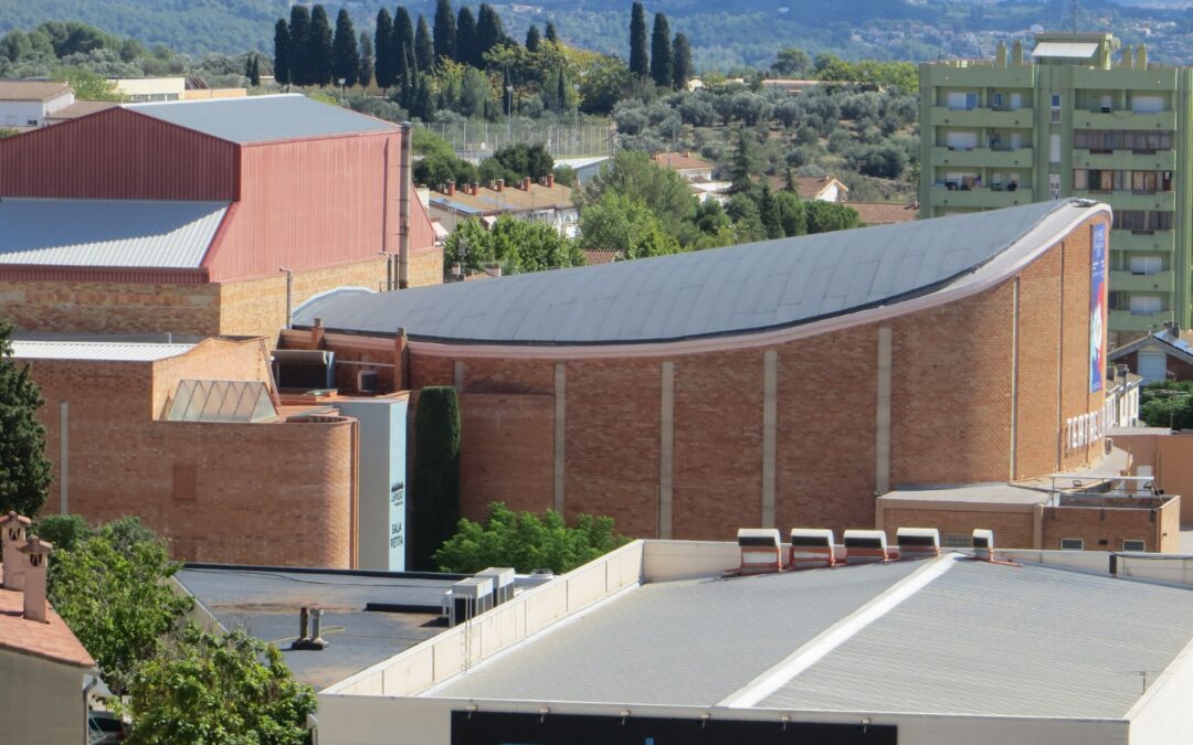 NdP: La Passió d’Esparreguera renova les cobertes del teatre.